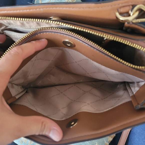 Micheal Kors crossbody - Picture 9 of 11